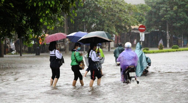 Description: Diễn biến mưa xấu, Sở GD&ĐT Nghệ An đã ban hành Công văn cho học sinh nghỉ học.
